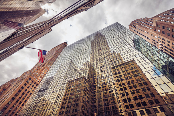 ニューヨーク市の高層ビルを見上げて、ヴィンテージの色の適用、米国. - 写真・画像