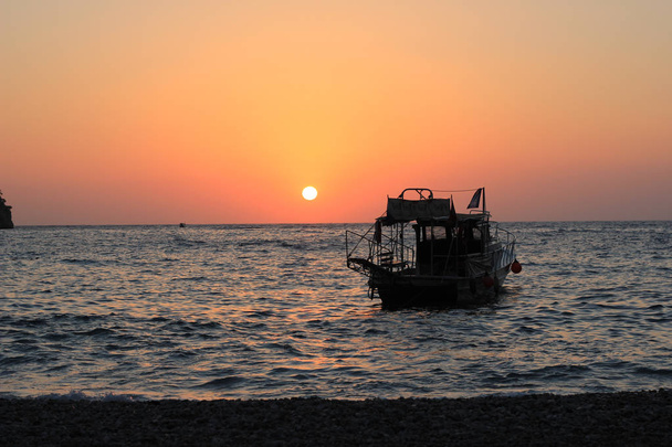 schöner Sonnenuntergang am tropischen Meer mit langem Schwanz Boot in fethiye - Türkei (1) - Foto, Bild