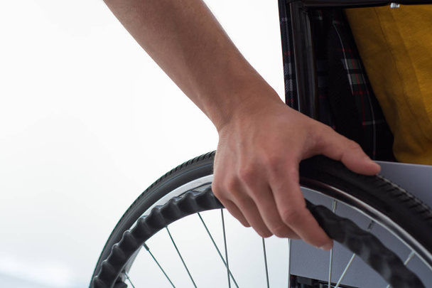 Empresario En silla de ruedas sobre respaldo blanco
 - Foto, Imagen