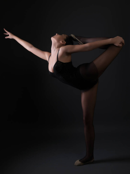 Ballerine en tenue noire posant en studio. - Photo, image
