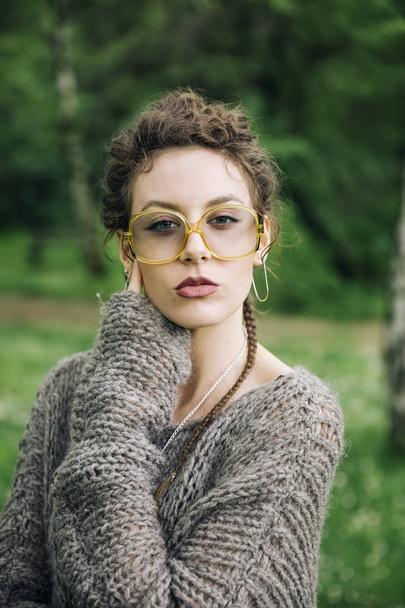 Mulher bonita com óculos ao ar livre na floresta
 - Foto, Imagem