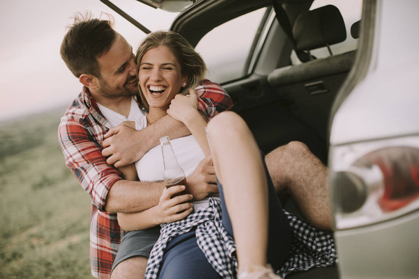Couple aimant assis dans la tranchée de la voiture pendant le voyage dans la nature
 - Photo, image