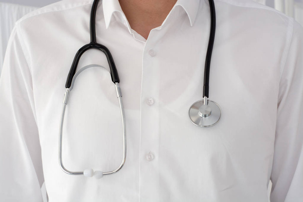 Arzt mit Stethoskop auf weißem Hintergrund - Foto, Bild