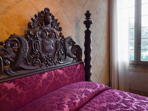 Torreglia, Olaszország - május 26, 2018: Antik baldachinos ágy, faragott belül Villa dei Vescovi, a velencei reneszánsz stílusú villa headboards. Jelenleg egy múzeum nyitva áll a nagyközönség számára. - Fotó, kép