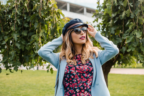 Atractiva mujer rubia con gafas de sol y posando en el parque
 - Foto, Imagen