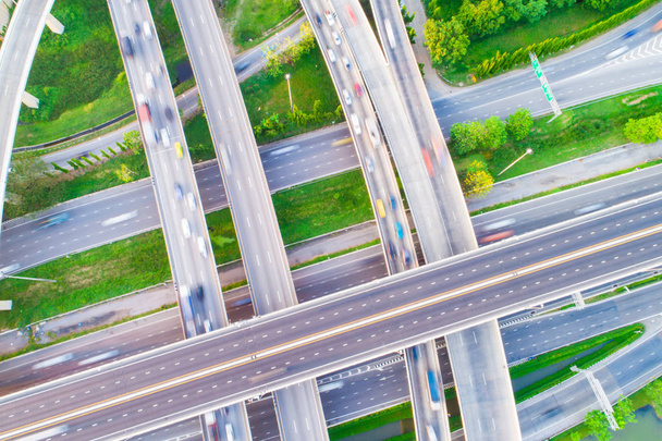 Vista aérea movimiento del coche en la carretera de cruce de tráfico con el parque de árboles verdes, concepto de transporte
 - Foto, imagen