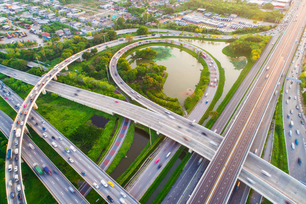 Dálnice dopravní komunikaci s vozidlem pohyb slunce letecký pohled - Fotografie, Obrázek
