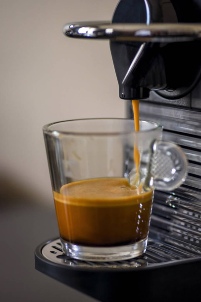 Makro-Nahaufnahme von Cappuccino-Kaffeemaschine - weicher Fokus für den Effekt - Foto, Bild