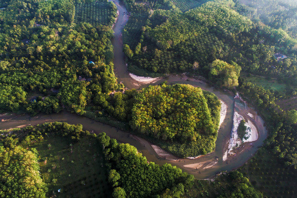 Montanha de floresta tropical profunda com rio de manhã acima vista de drone
 - Foto, Imagem