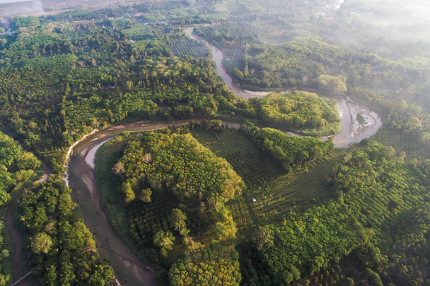 Montagne de forêt tropicale profonde avec rivière le matin au-dessus de la vue du drone
 - Photo, image