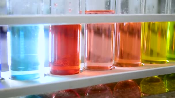 kimyasal kabı renk sıvı bilim - Video, Çekim