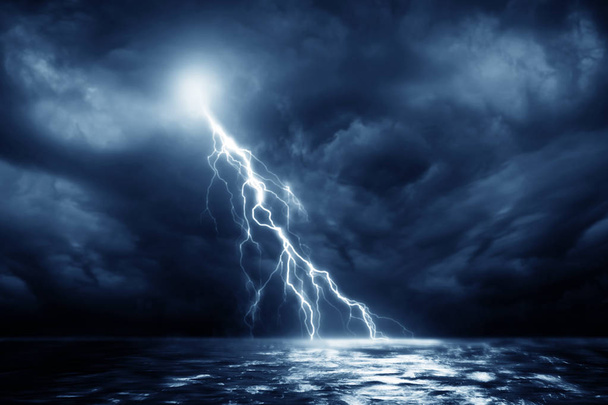 Tempesta di fulmini sul Mar Nero vicino
 - Foto, immagini