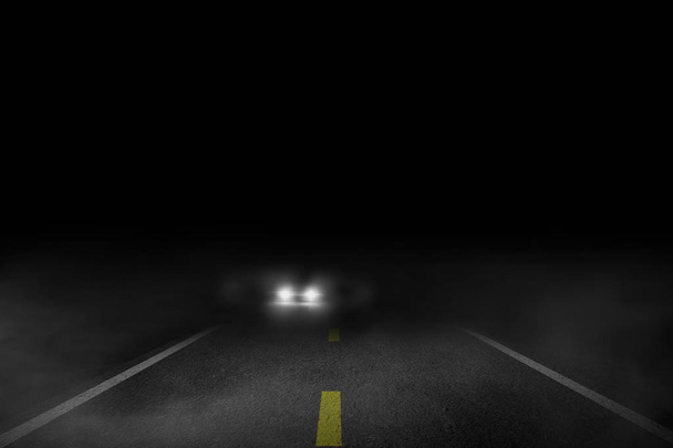 La solitaria niebla del camino por la noche con el coche corriendo
. - Foto, imagen