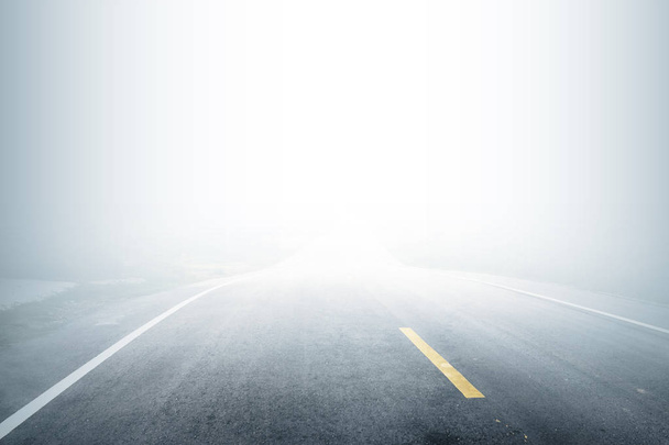 Estrada com nevoeiro pela manhã
 - Foto, Imagem