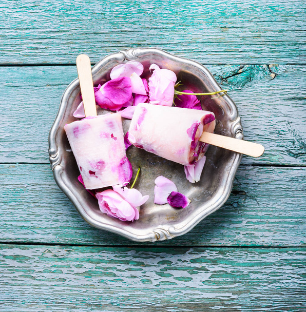 Summer vanilla ice cream with fresh rose flowers - Fotografie, Obrázek