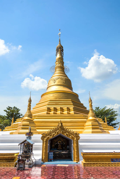 Payathonzu, Myanmar - March 2, 2018 : Golden Pagoda at Tai Ta Ya Monastery or Wat Sao Roi Ton Temple (Wooden Temple), Buddhist temple at Payathonsu in the south of Kayin State, Myanmar - Foto, Imagen