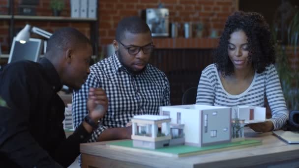 Etnische collega's maken van futuristische accommodatie - Video
