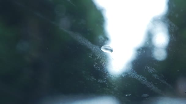Auto auf der Straße Regen spritzt Auto Windschutzscheibe bei schwierigen Fahrbedingungen. Stau. Scheibenwischer. 4k, Zeitlupe - Filmmaterial, Video