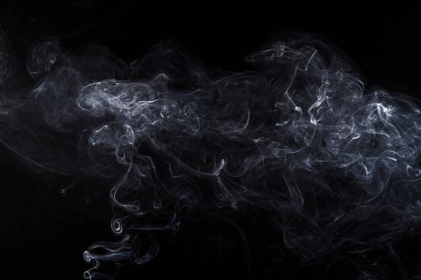 Poziome na białym dymem tlące się aromastick - Zdjęcie, obraz