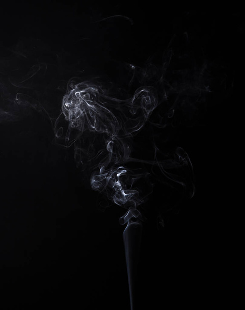 Дымчатый вихрь тлеющей палочки аромата
 - Фото, изображение