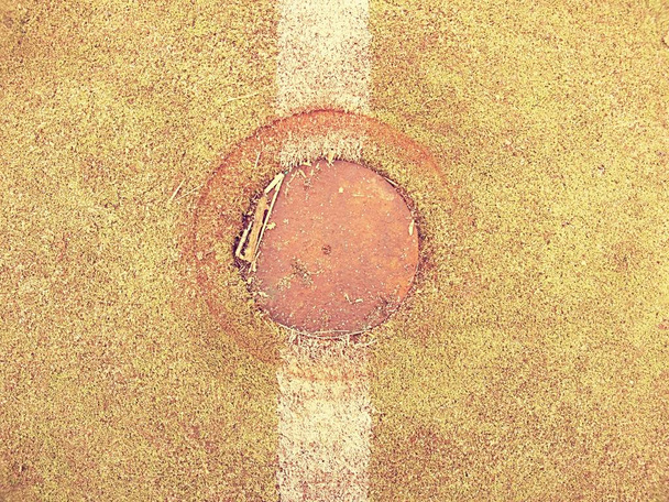 Detail des Outdoor-Handballfeldes, Kunststoff-Lichtboden auf dem Boden und weiße rote und blaue Begrenzungslinien. - Foto, Bild