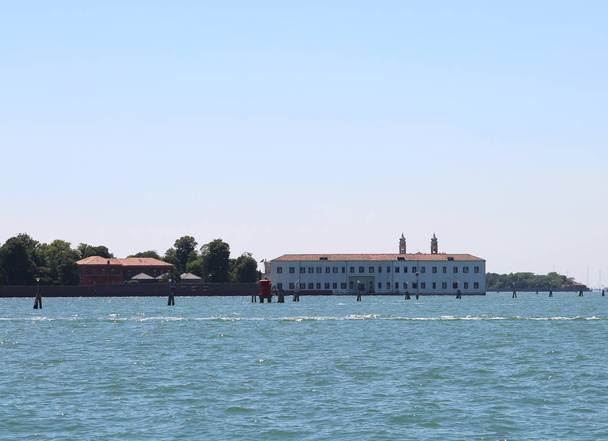 Venedik İtalya yakınındaki San Servolo denilen küçük ada. binalar bir kez tımarhane kullanılmıştır - Fotoğraf, Görsel