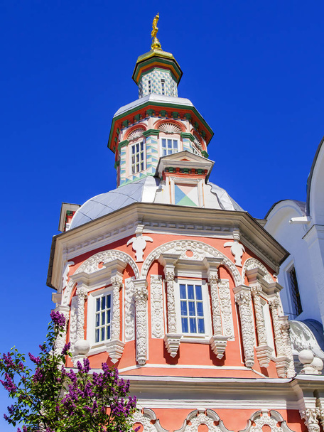 SERGIYEV POSAD, RUSSIA, on MAY 21, 2018. Troitsko-Sergiyevskaya Laurus, main sight of the city and one of significant orthodox shrines. Church in the territory of the monastery - Foto, Bild