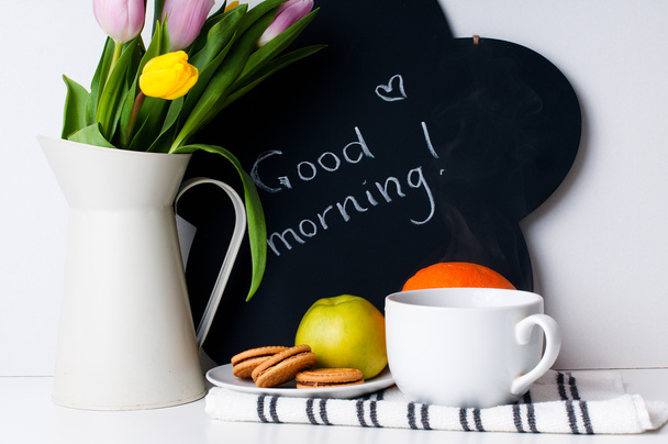 тюльпани, ранкова кава, фрукти та крейдяна дошка
 - Фото, зображення