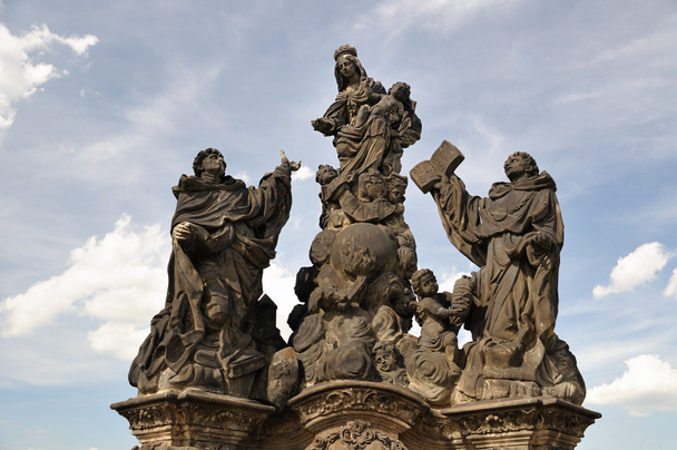 マドンナ、聖ドミニクとトマス ・ アクィナスのチャールズ橋の像の像。プラハ - 写真・画像