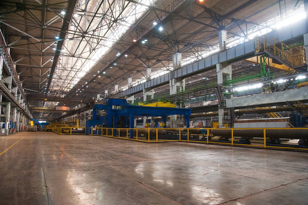 Fabricación de tubos de acero en la fábrica
 - Foto, imagen