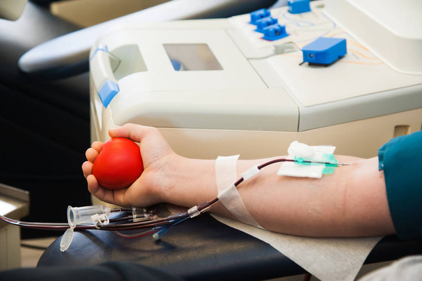 Médico durante la transfusión unidad de donación de sangre del donante en el laboratorio del hospital
 - Foto, Imagen