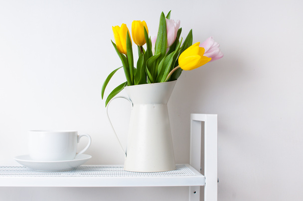 bukiet tulipanów i kubek - Zdjęcie, obraz