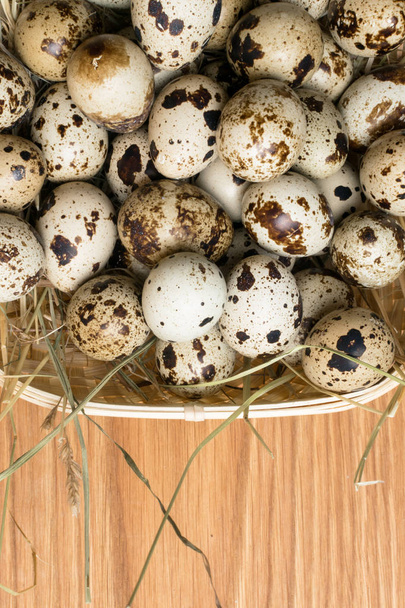 Перепелиные яйца в гнезде на деревенском деревянном фоне. Концепция здорового питания - Фото, изображение
