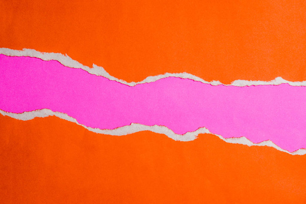 Papel rasgado laranja com bordas em papel rosa e espaço de cópia de texto. Usando para fundo projeto ideia ou papel de parede
. - Foto, Imagem