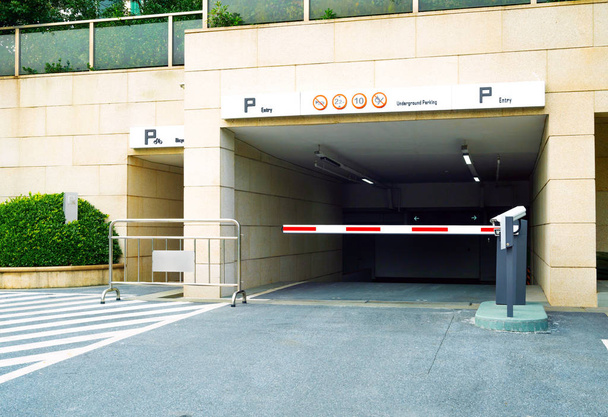 Rampa de acesso ao estacionamento público subterrâneo - Foto, Imagem