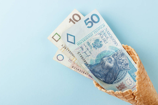 Segni monetari: zloty polacco su uno sfondo di carta blu e un bel packaging
 - Foto, immagini