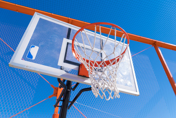 basketbal emmer op een outdoor dak basketbalveld - Foto, afbeelding