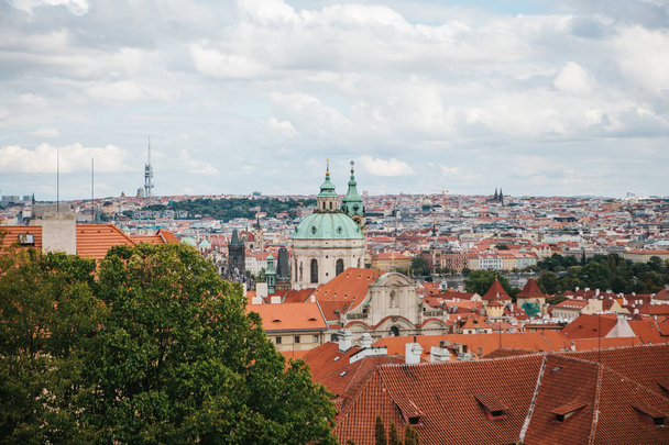 Piękny widok architektury w Pradze w Czechach. Praga jest jednym z najbardziej ulubionych miejsc do odwiedzenia turystów z całego świata - Zdjęcie, obraz