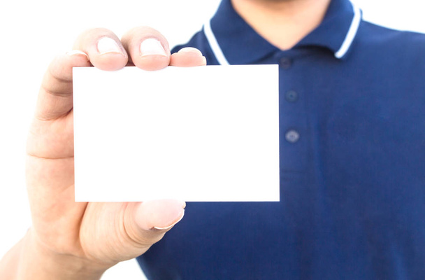 Мужчина держит пустую визитку на белом фоне
 - Фото, изображение