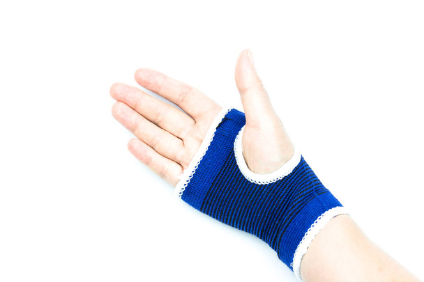 Frau mit blauem Verband mit Schmerzen im Handgelenk isoliert auf weißem Hintergrund - Foto, Bild