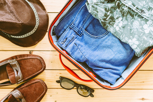 Mannen casual in koffer op houten tafel, Travel koffer Man Vacation - Foto, afbeelding