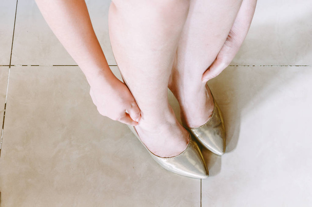 Yeni ayakkabılar deneyen bir kadın - Fotoğraf, Görsel