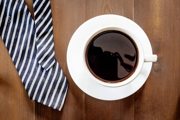 Nyakkendő és a kávé, a fából készült háttér - Fotó, kép