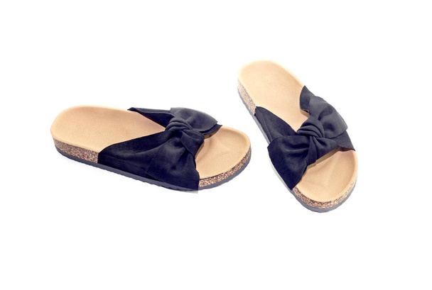 Zwart, vrouwelijke, nieuwe, zomer schoenen close-up op een witte achtergrond - Foto, afbeelding
