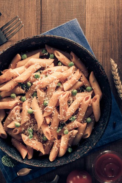 ready pasta on wooden background - Foto, Bild