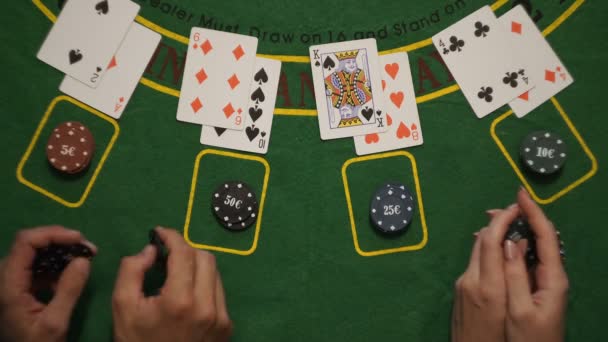 Blackjack, karty sázky žetonů hráče rukou na palubě stůl, udeř mě gesto, pohled shora - Záběry, video