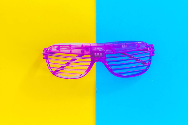 Disco gafas de fiesta sobre fondo colorido
 - Foto, imagen