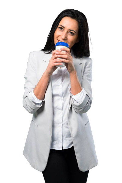Όμορφη γυναίκα κρατώντας καφέ για να πάρει μακριά σε λευκό φόντο - Φωτογραφία, εικόνα