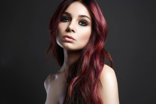 Розовые волосы Красивая молодая женщина. цвет волос девушка с макияжем
 - Фото, изображение