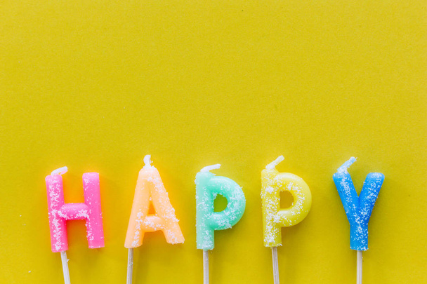Velas coloridas com texto feliz aniversário
 - Foto, Imagem